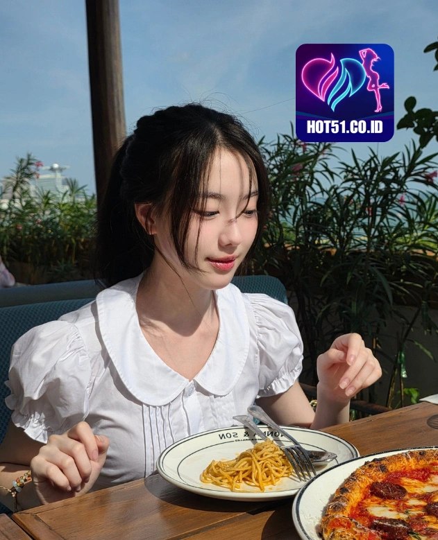 Elliot Sanders HOT51.CO.ID