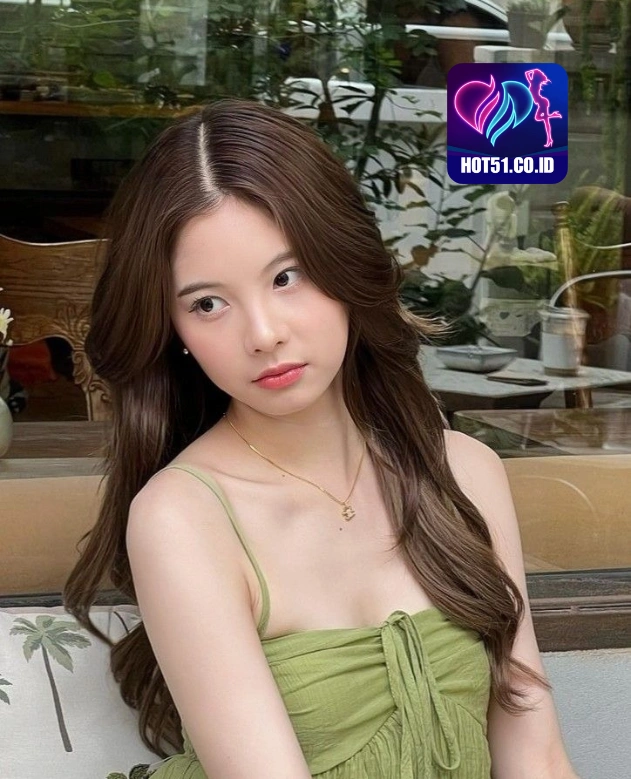 Eloise Barrett HOT51.CO.ID