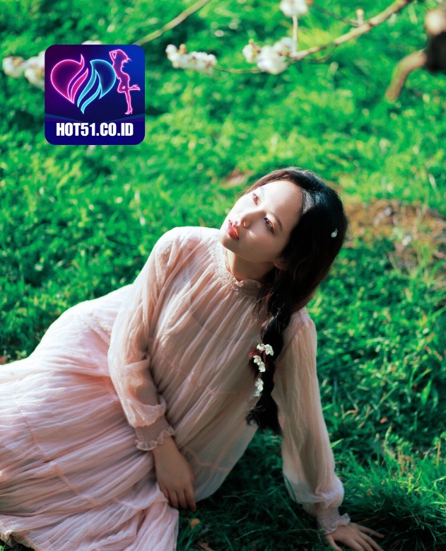 Flora Burton HOT51.CO.ID