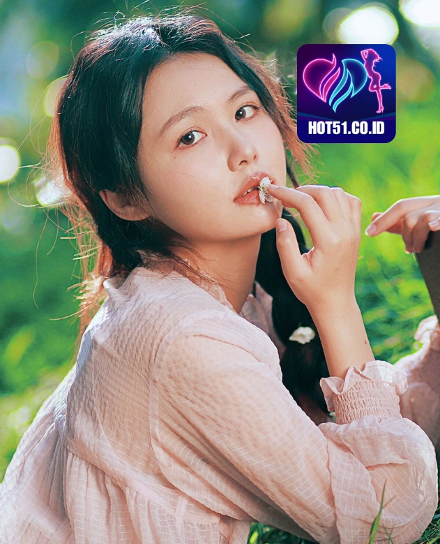 Flora Burton HOT51.CO.ID