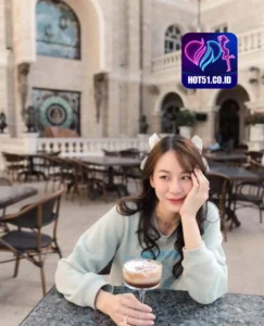 Elizabeth Hayes HOT51.CO.ID