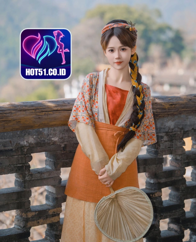 Lucy Simmons-HOT51.CO.ID